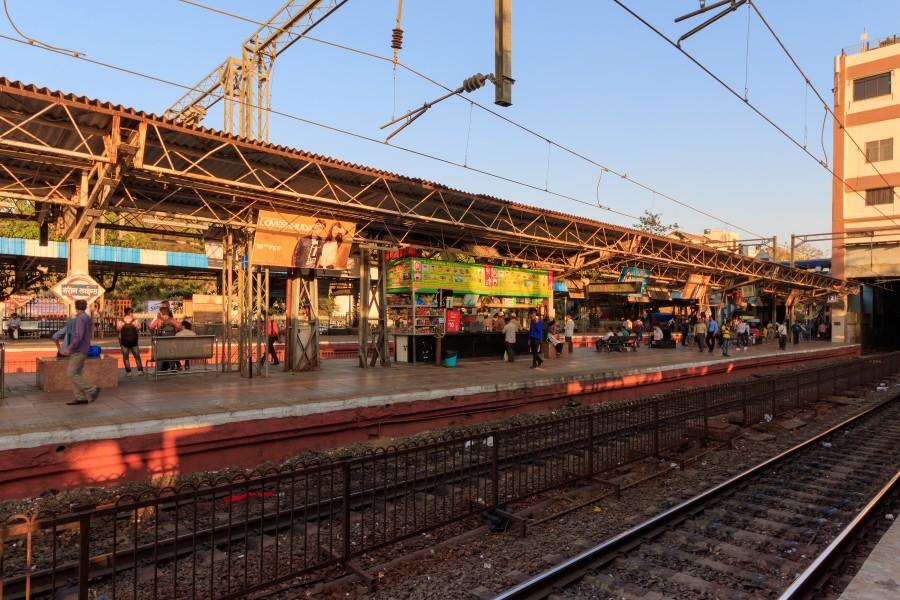 Mumbai 03-2016 74 Marine Lines station