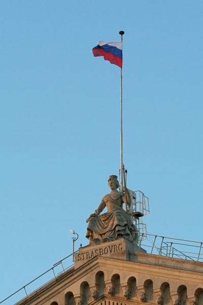 Paris, Gare de l'Est, Strasbourg (statue) et drapeau russe
