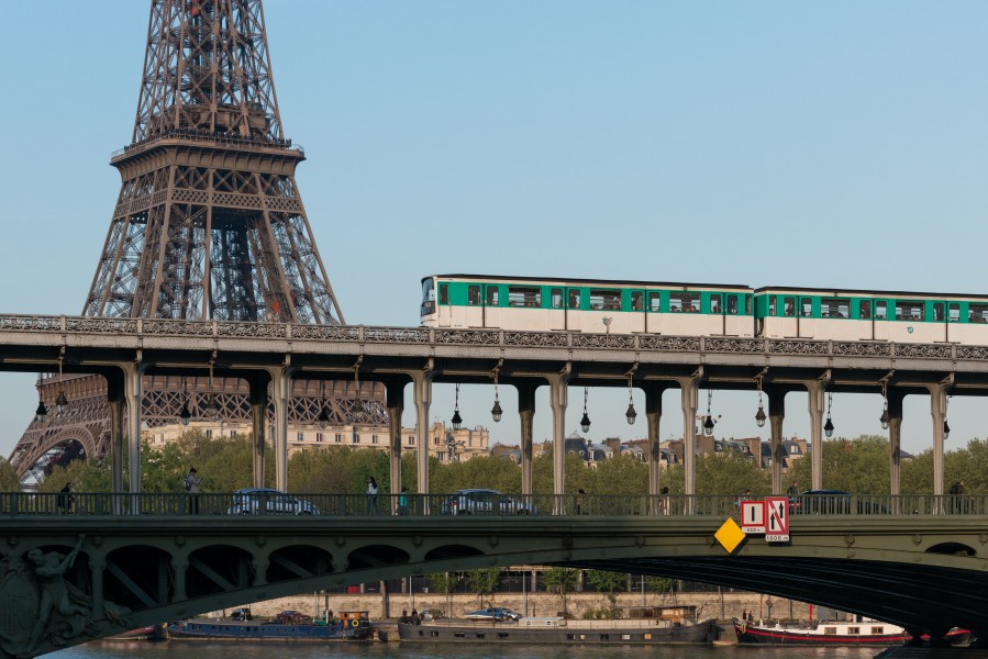 Paris Métro Ligne 6 crossing the Pont de Bir-Hakeim 20140410 1