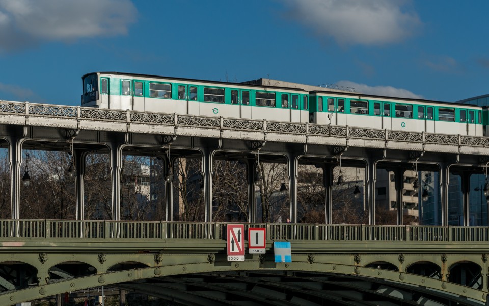 Paris Metro Line 6 train crossing Pont de Bir-Hakeim, East Part 140203 6