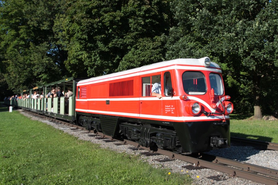 Parkeisenbahn Dresden rote Lokomotive 2008-08-31