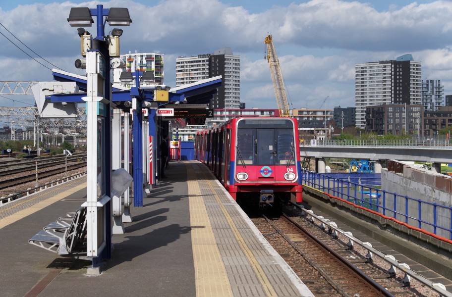 Pudding Mill Lane DLR station MMB 07 04