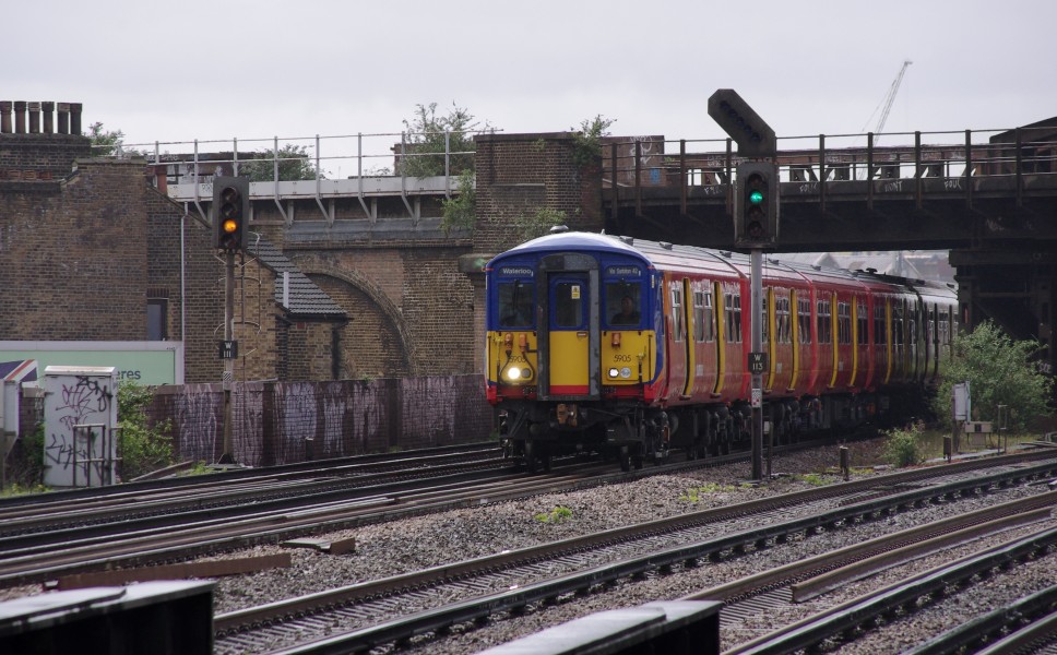 Queenstown Road railway station MMB 03 455905