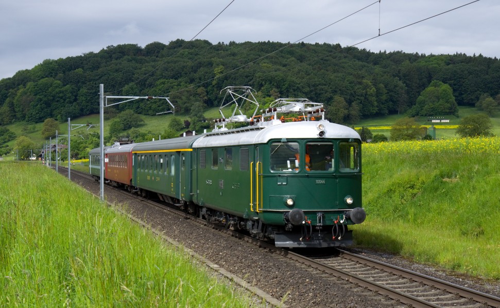 Re 4-4 I 10044 bei Otelfingen