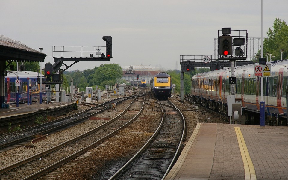 Reading railway station MMB 41 165132 43028 43187 458004 458020