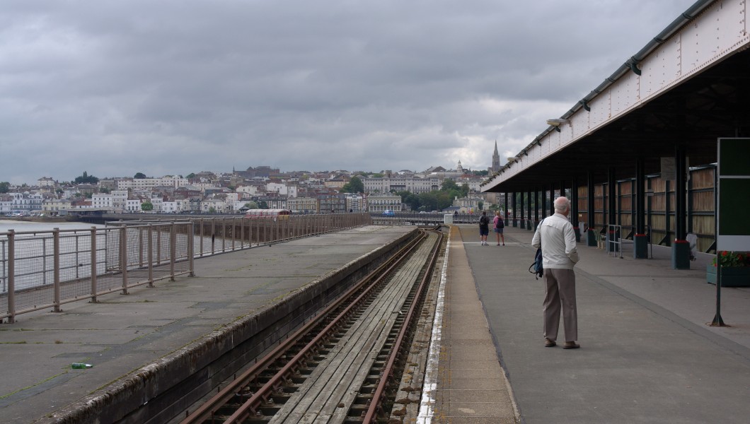 Ryde Pier Head railway station MMB 04 483008