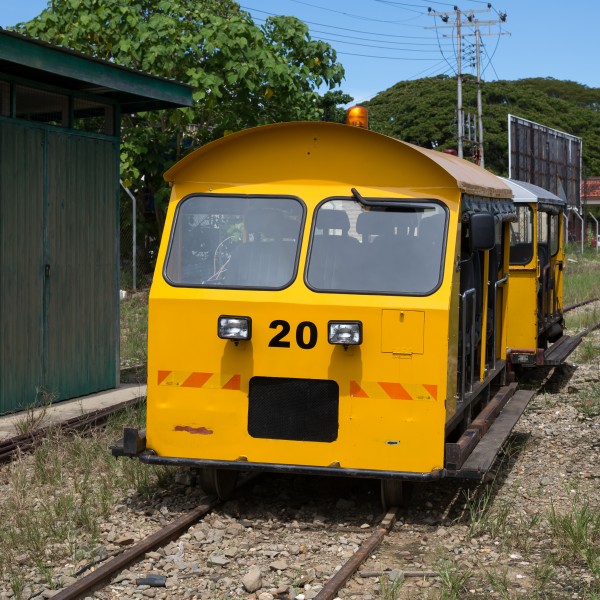 Sabah State Railway Railbus-20-at-the-Station-Tenom-01