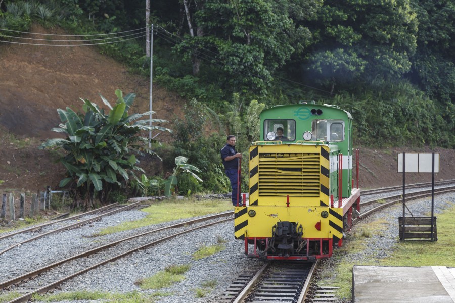 Saliwangan Sabah Switching-the-locomotive-01