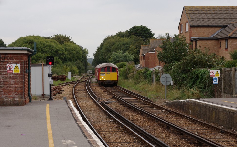Sandown railway station MMB 02 483008