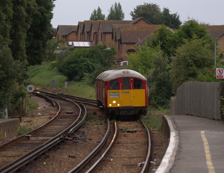 Sandown railway station MMB 03 483008