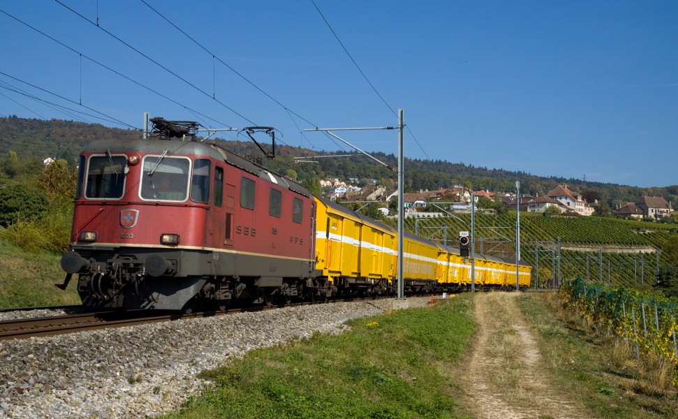 SBB Re 420 mit Postzug bei Auvernier