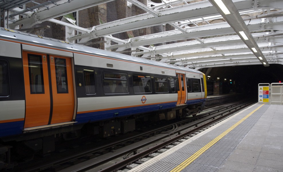 Shadwell railway station MMB 07 378151