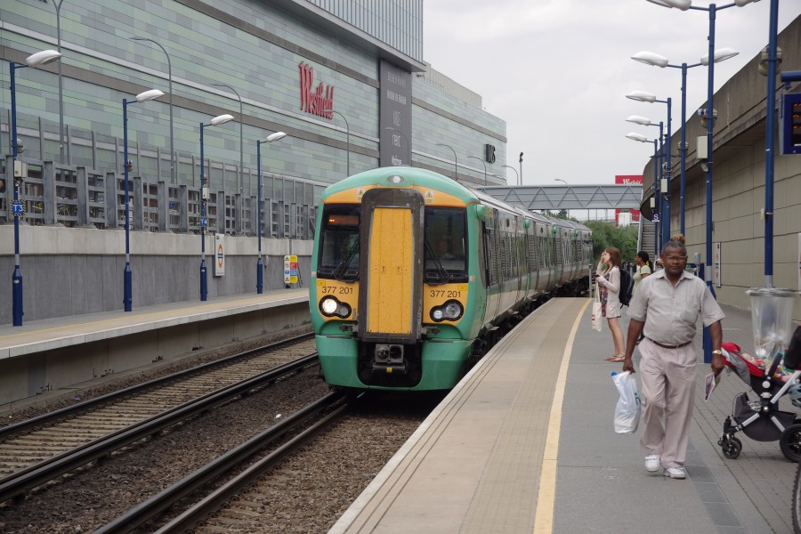 Shepherd's Bush railway station MMB 06 377201
