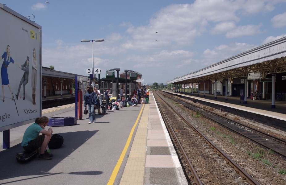 Taunton railway station MMB 16