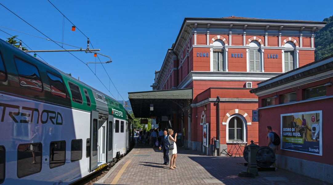 Train at Como Lago Nord station, looking north