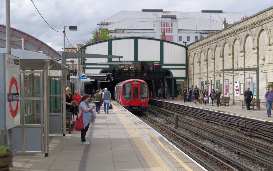 West Brompton station MMB 07 S Stock