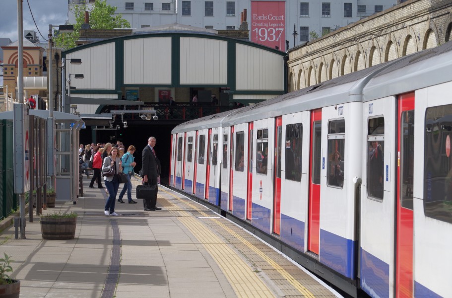 West Brompton station MMB 09 D Stock
