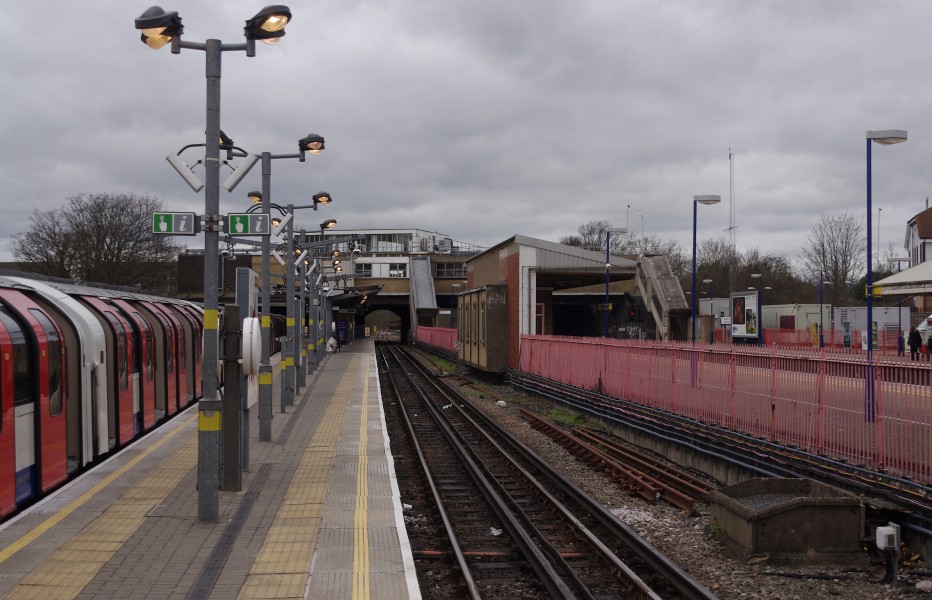 West Ruislip station MMB 21 1992-Stock