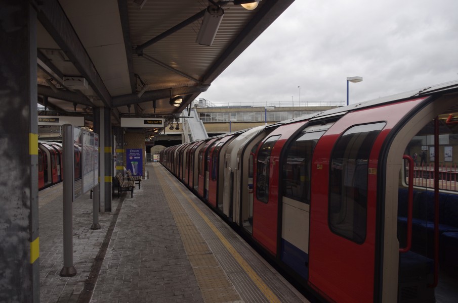 West Ruislip station MMB 22 1992-Stock