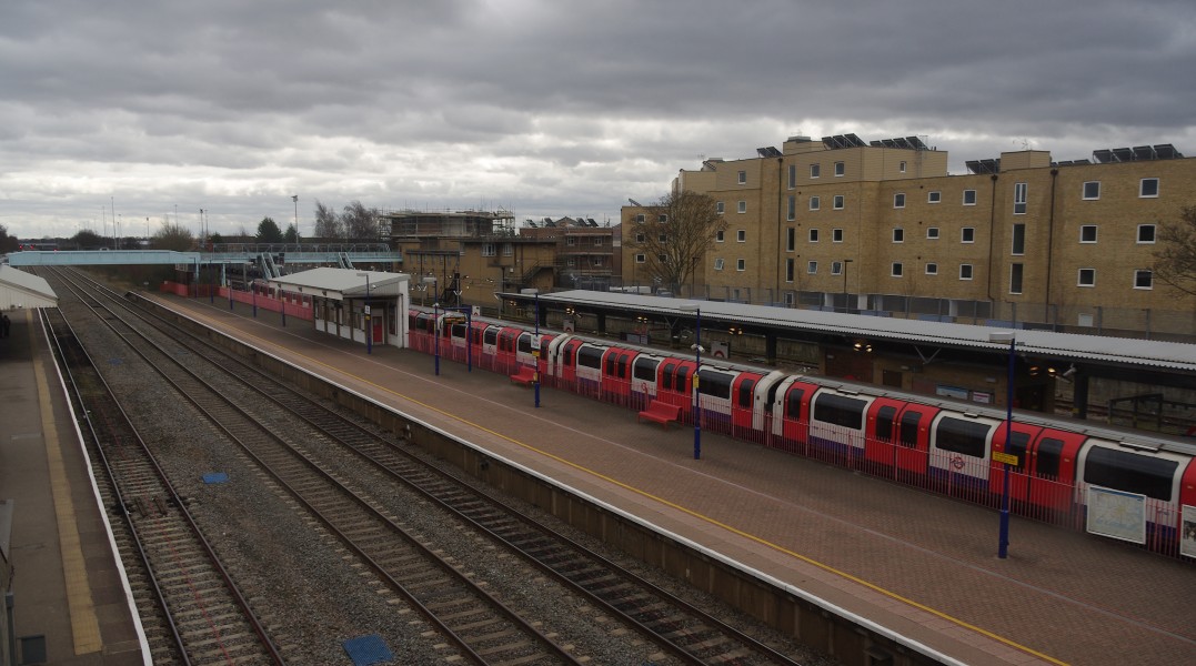 West Ruislip station MMB 25 1992-Stock