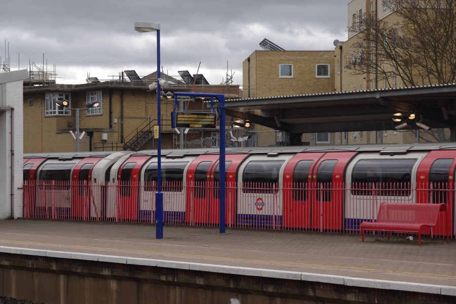 West Ruislip station MMB 27 1992-Stock