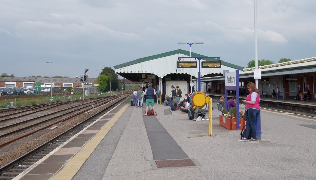 Westbury railway station MMB 46