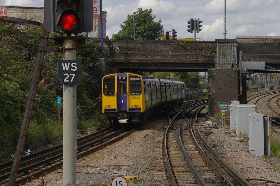 Willesden Junction station MMB 04 508303