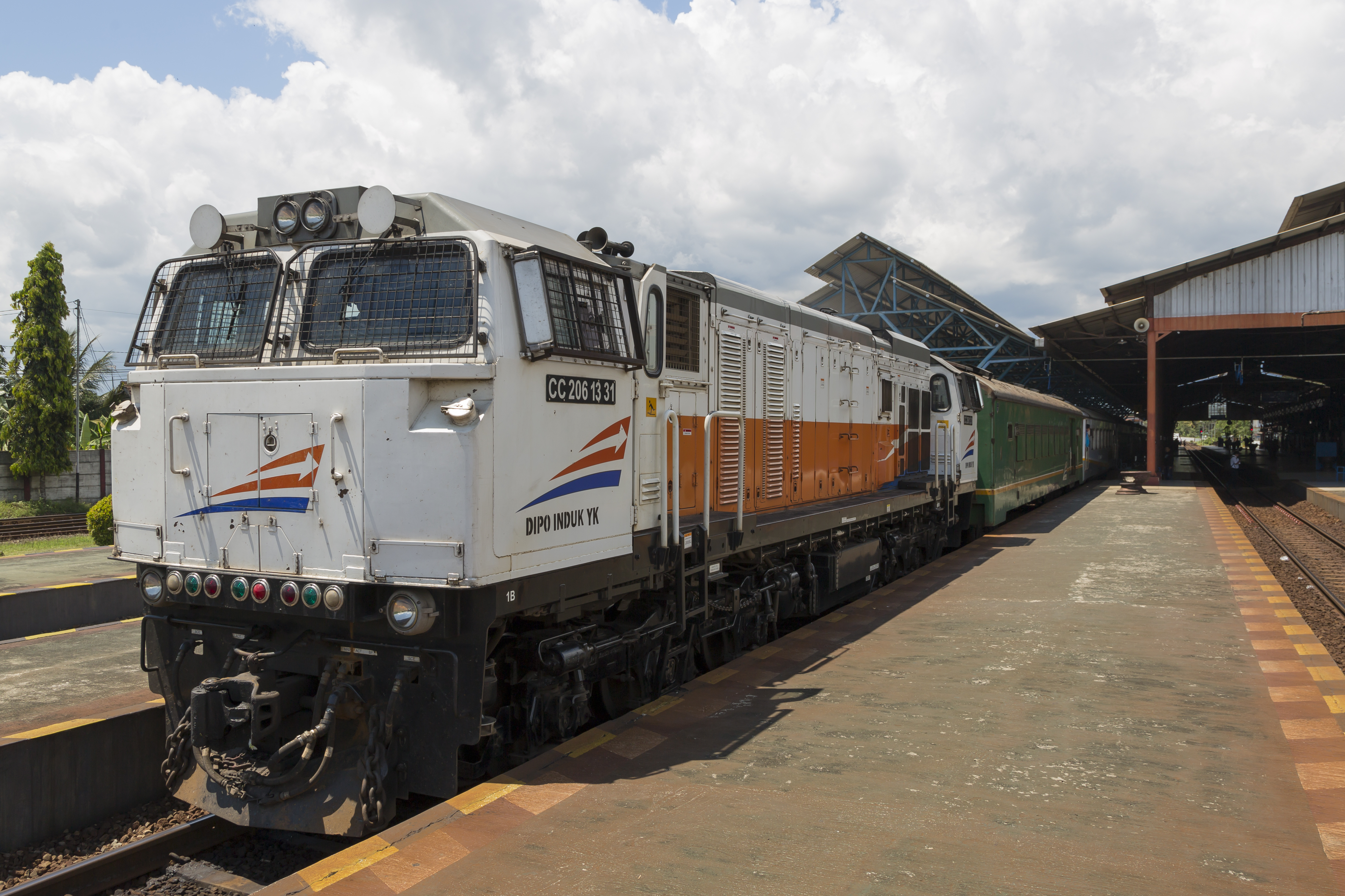 Purwokerto Indonesia Train-at-Purwokerto-Station-01