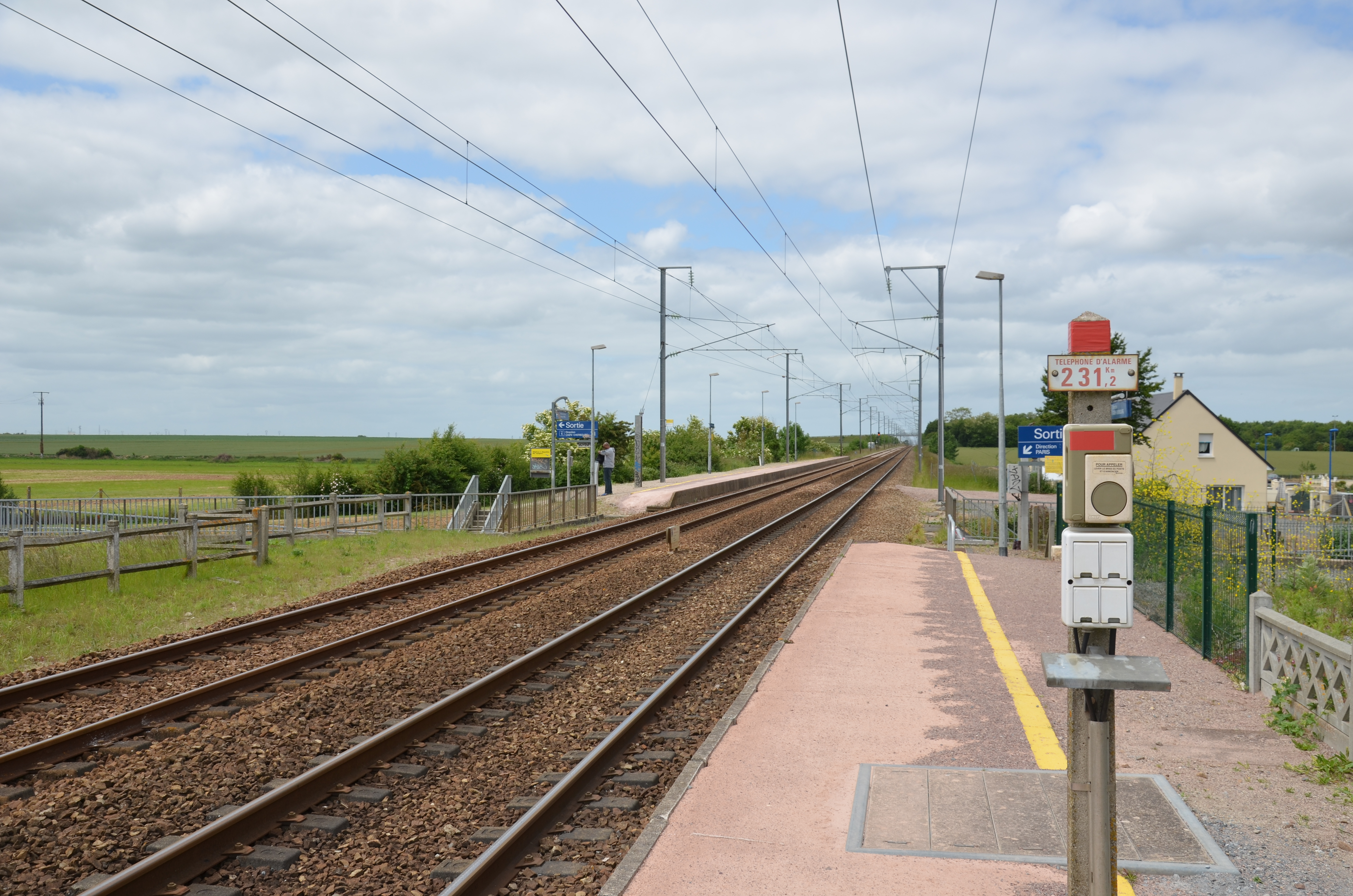 Quai de la gare de Frénouville-Cagny direction Paris