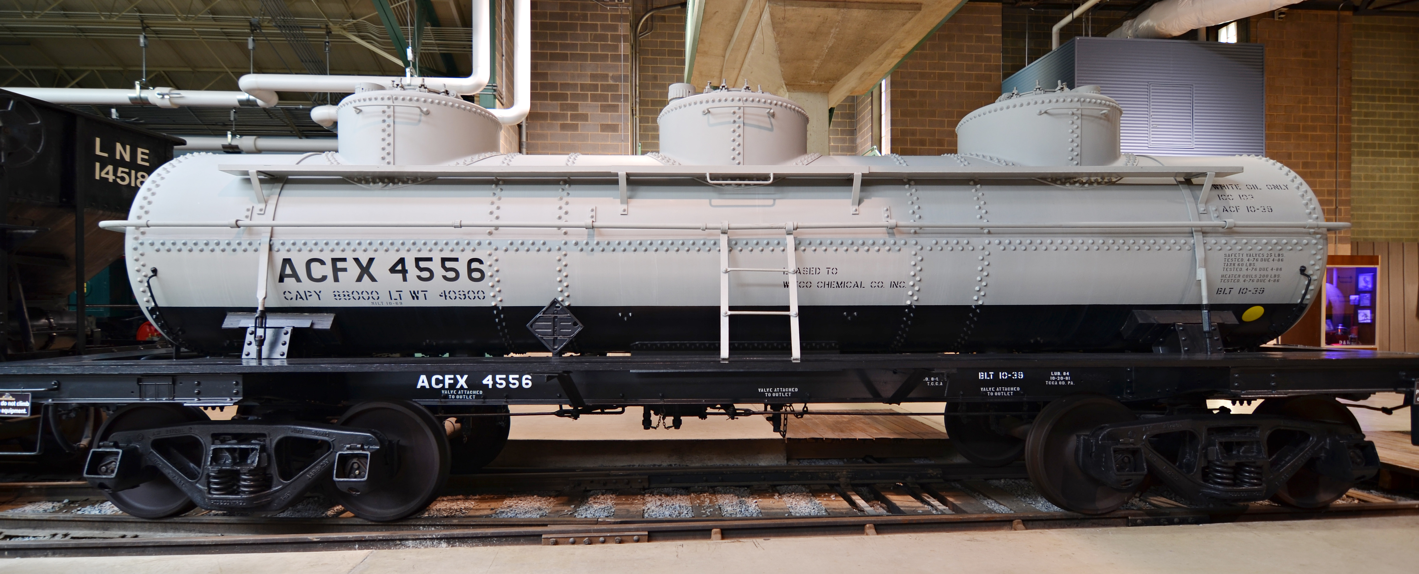 RR97.36 Three-dome tank car No. 4556 Side