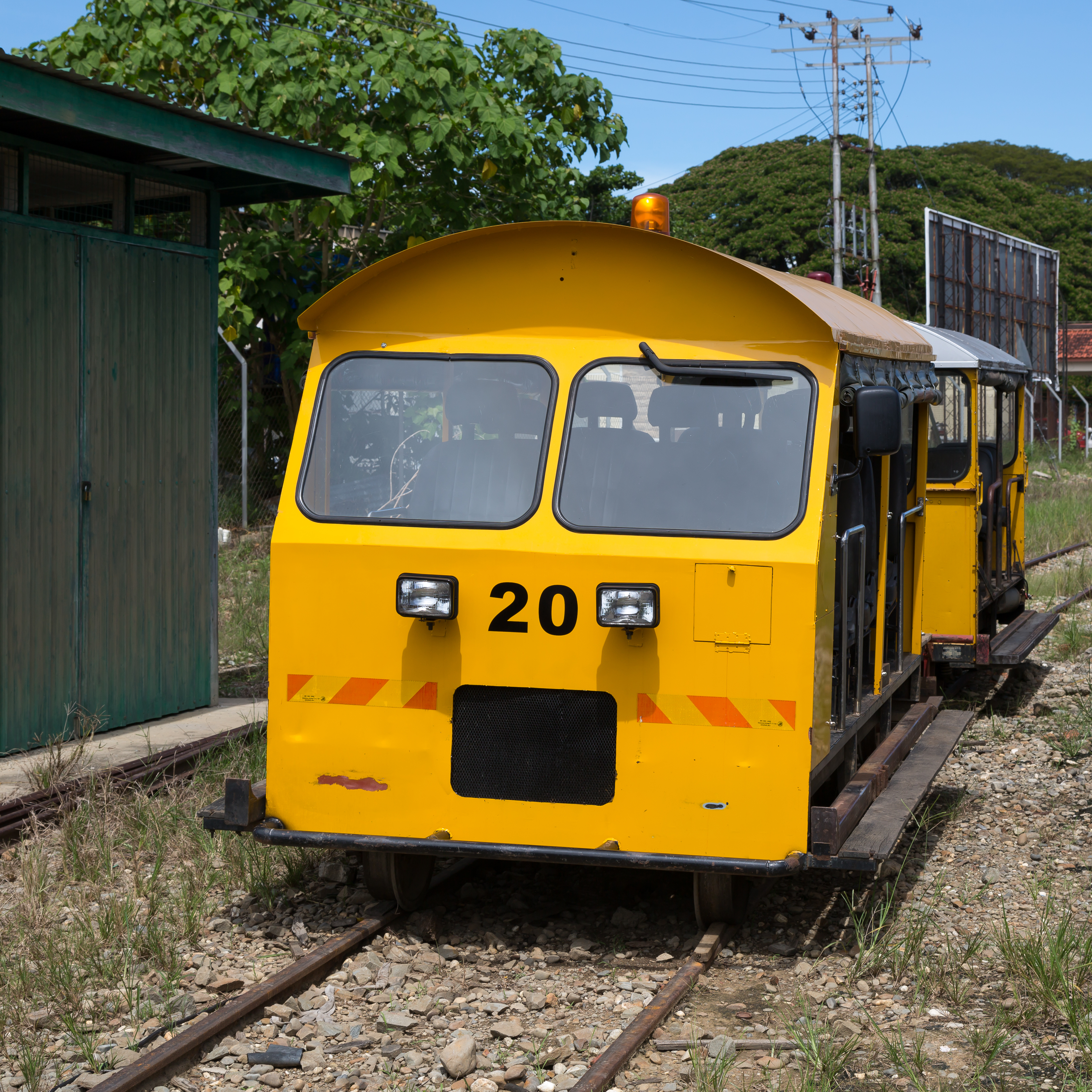 Sabah State Railway Railbus-20-at-the-Station-Tenom-01