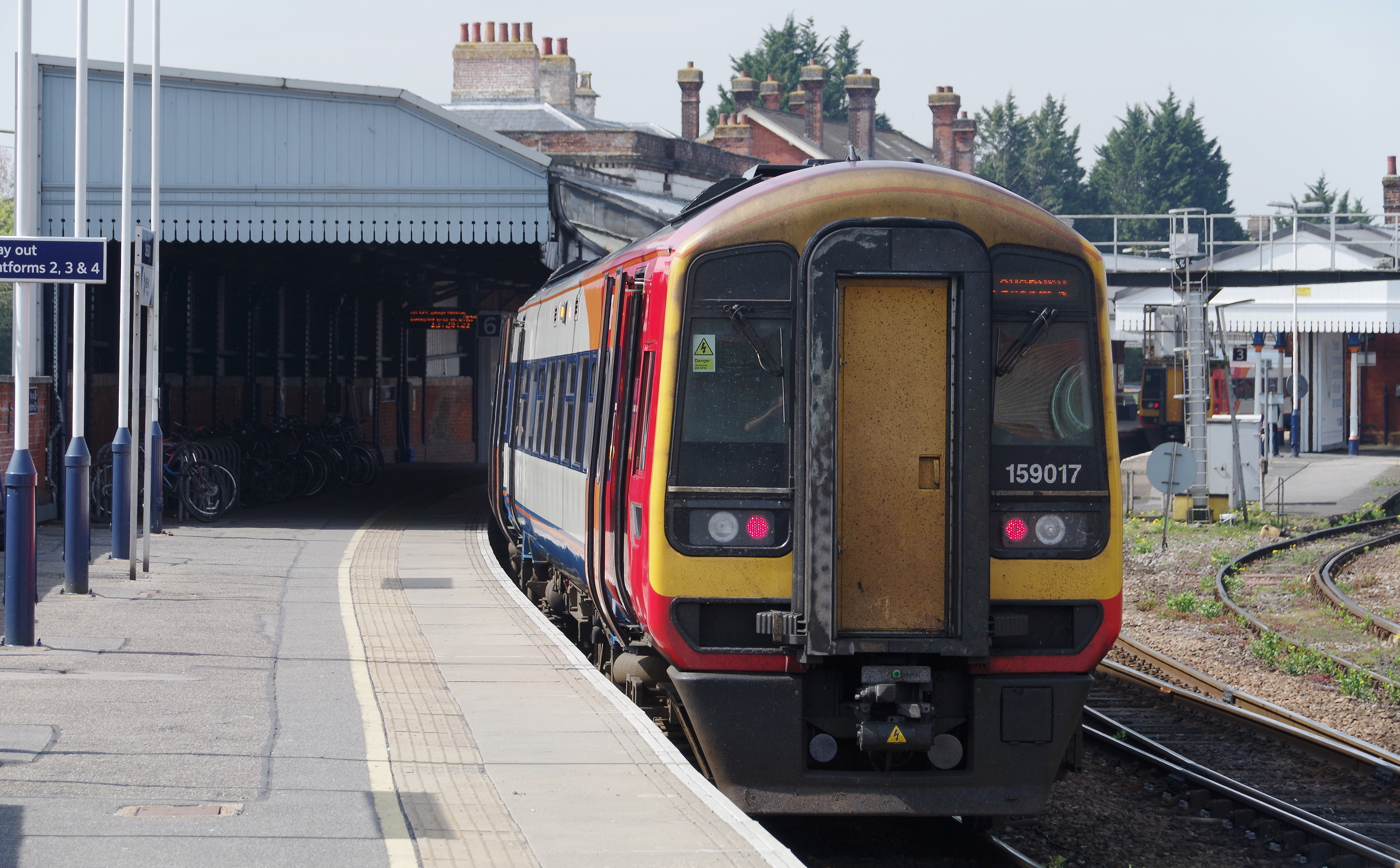 Salisbury railway station MMB 21 159017
