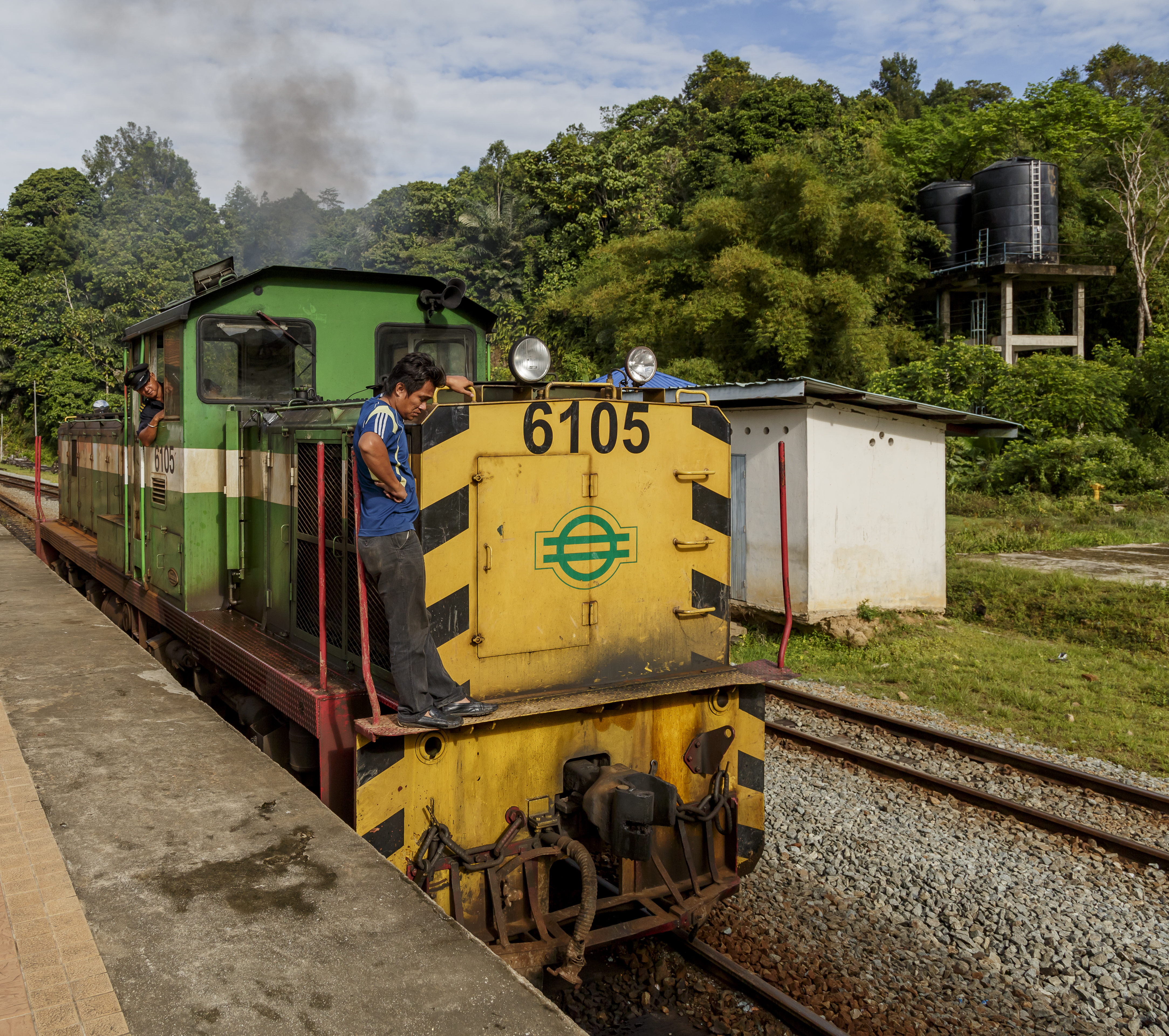 Saliwangan Sabah Diesel-lokomotive-6105-03