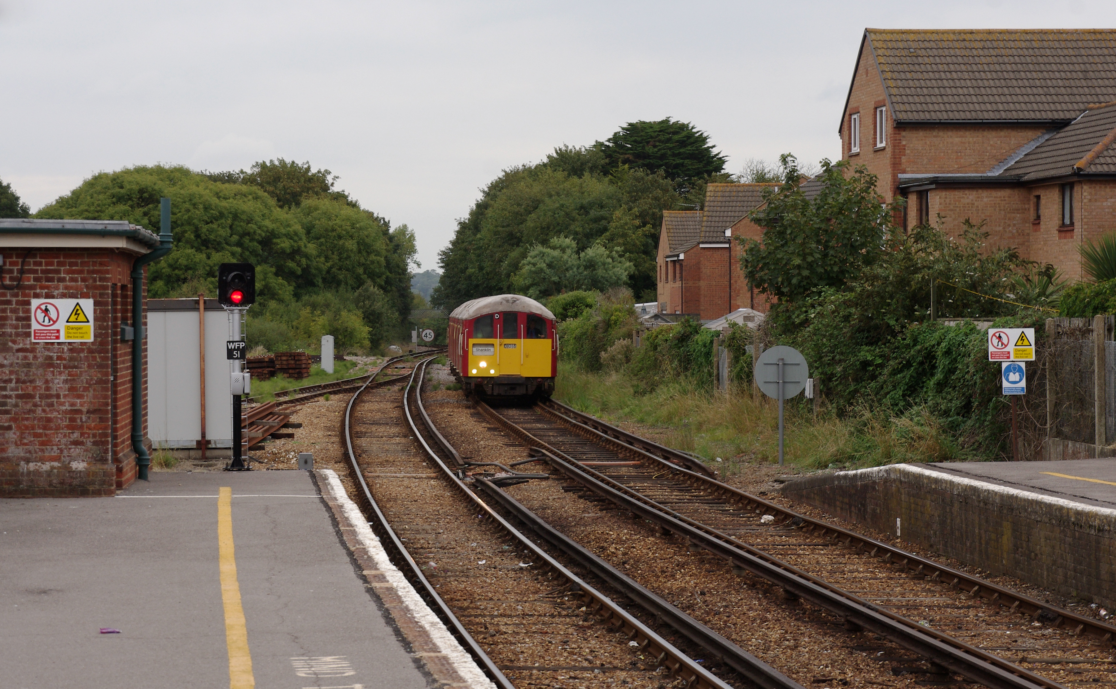 Sandown railway station MMB 02 483008