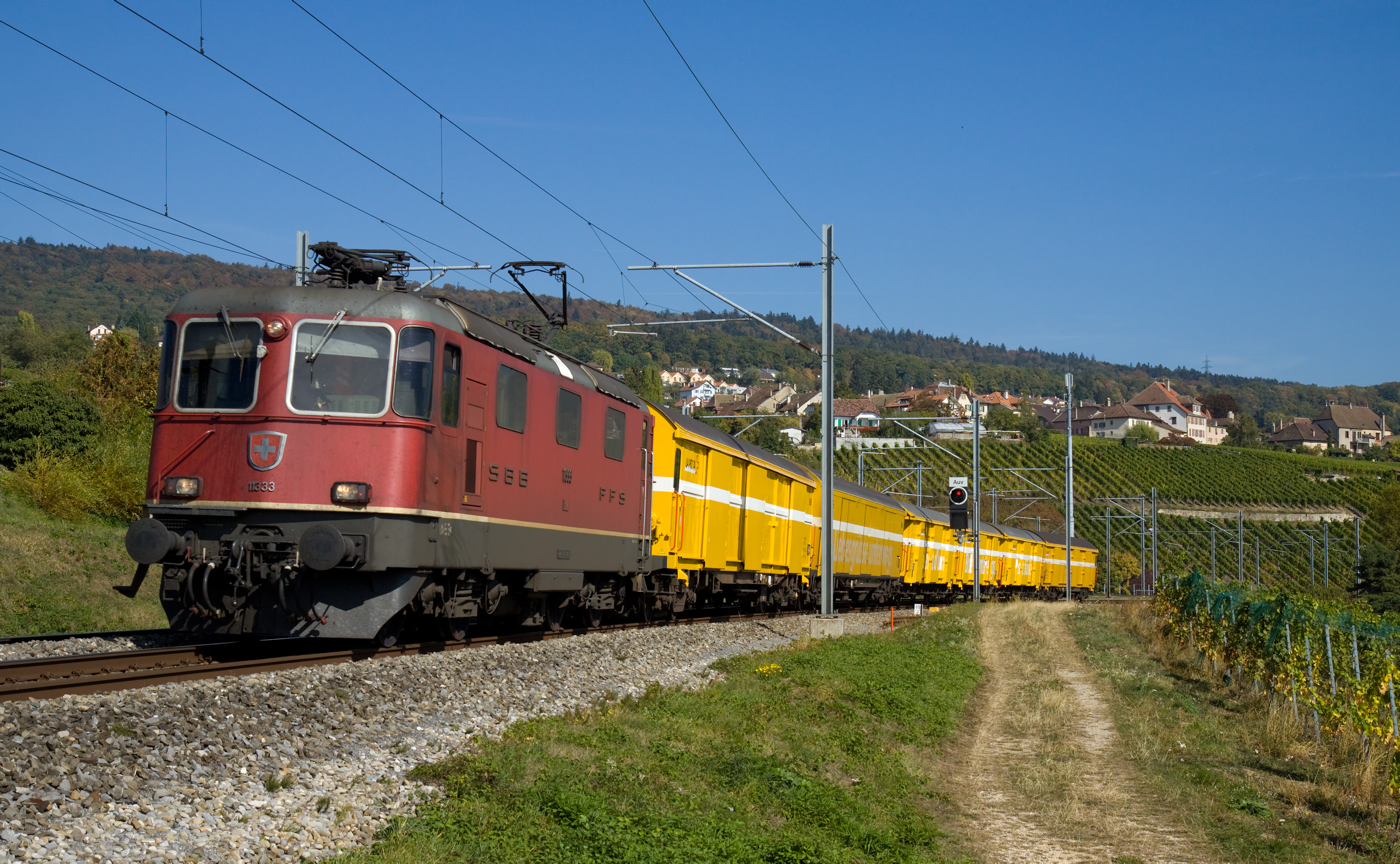 SBB Re 420 mit Postzug bei Auvernier