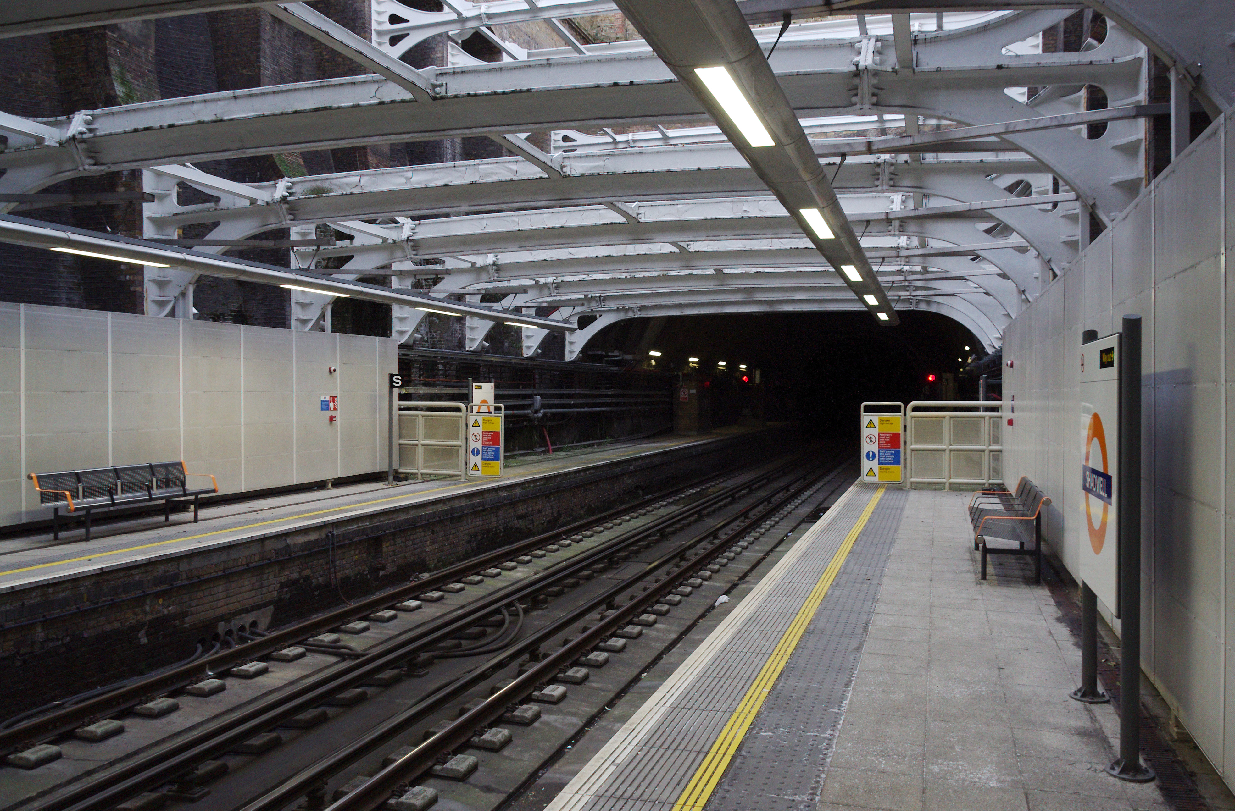 Shadwell railway station MMB 04
