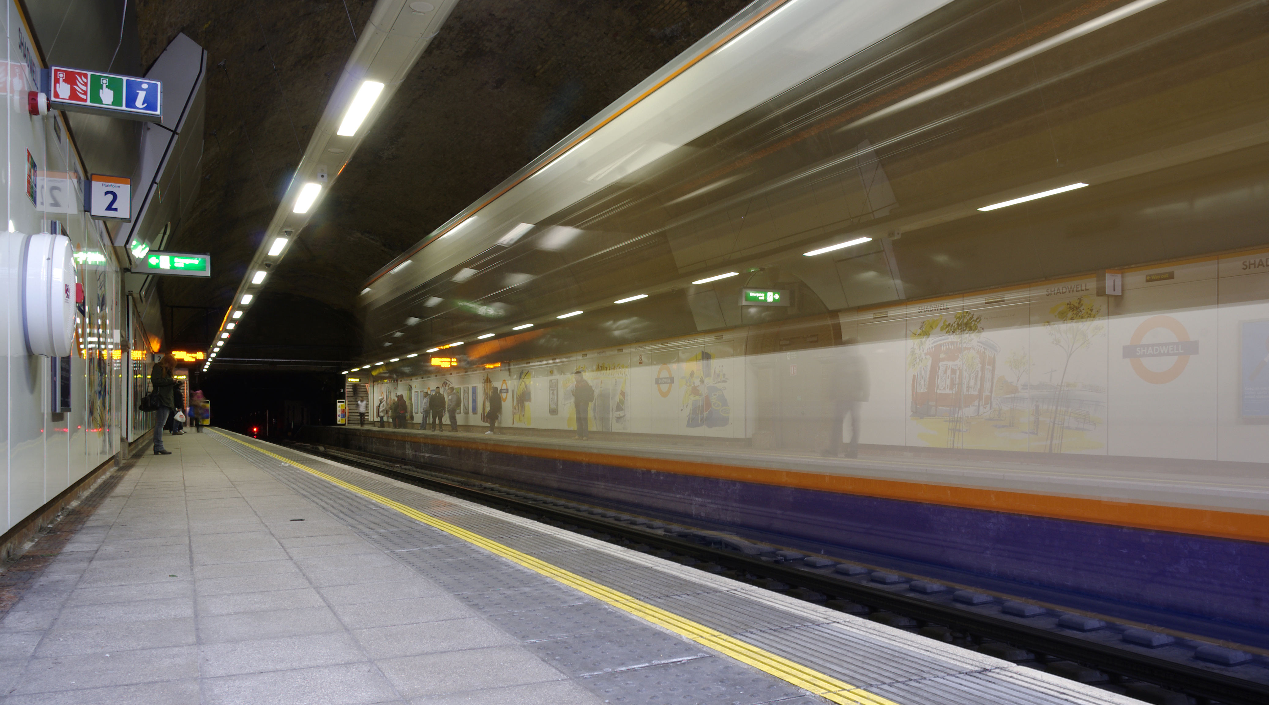 Shadwell railway station MMB 06 378218