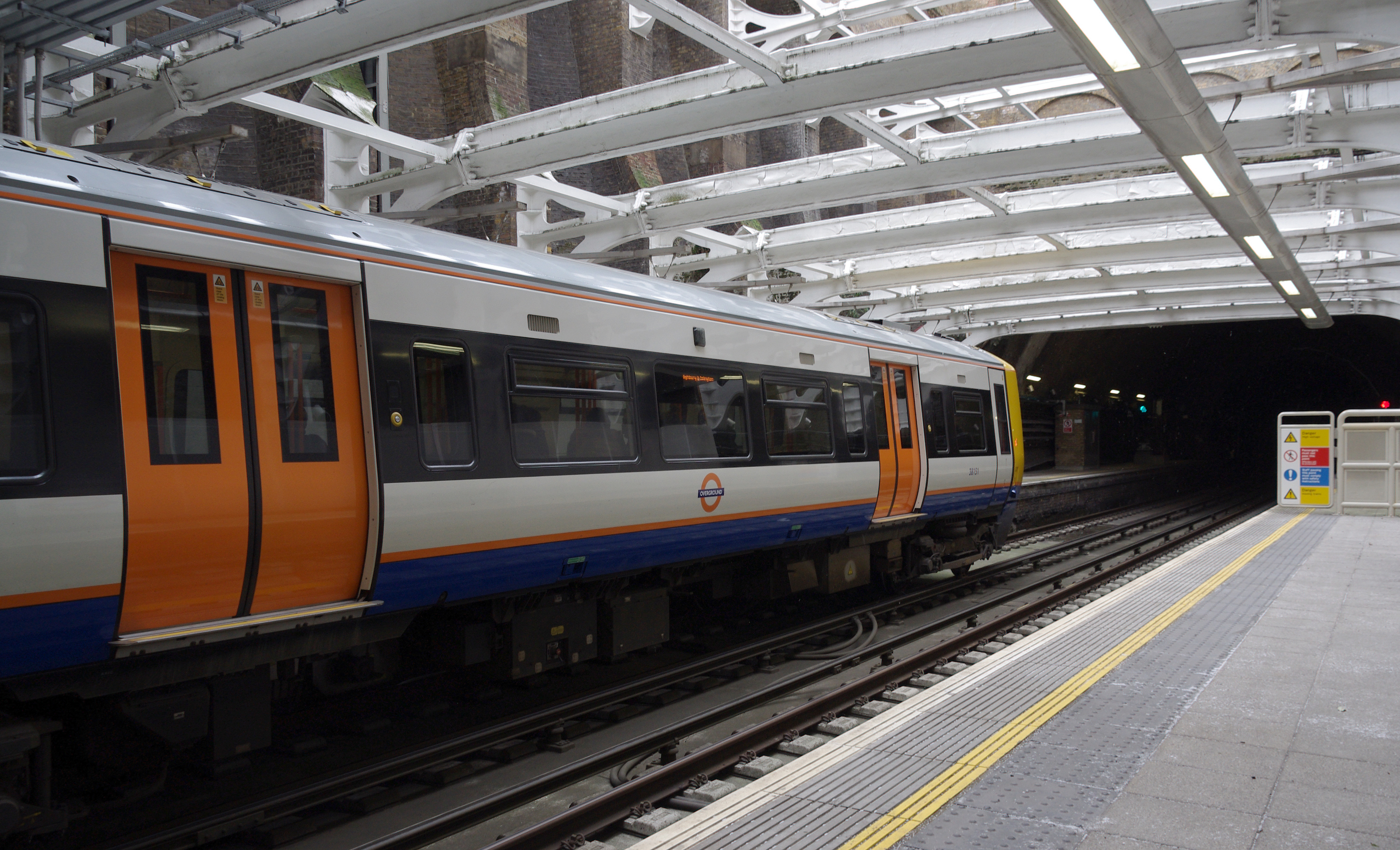 Shadwell railway station MMB 07 378151