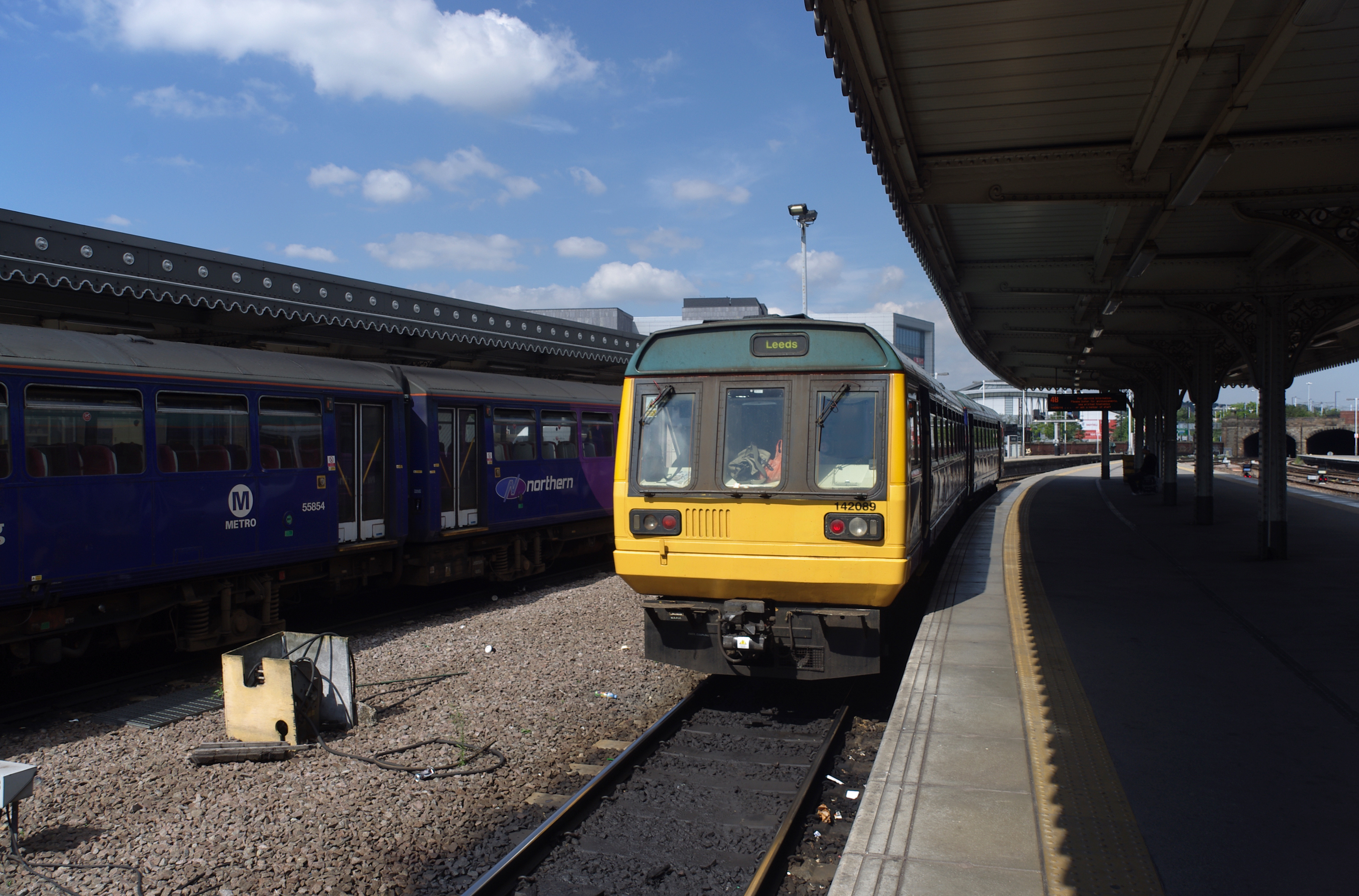Sheffield station MMB 32 144018 142089