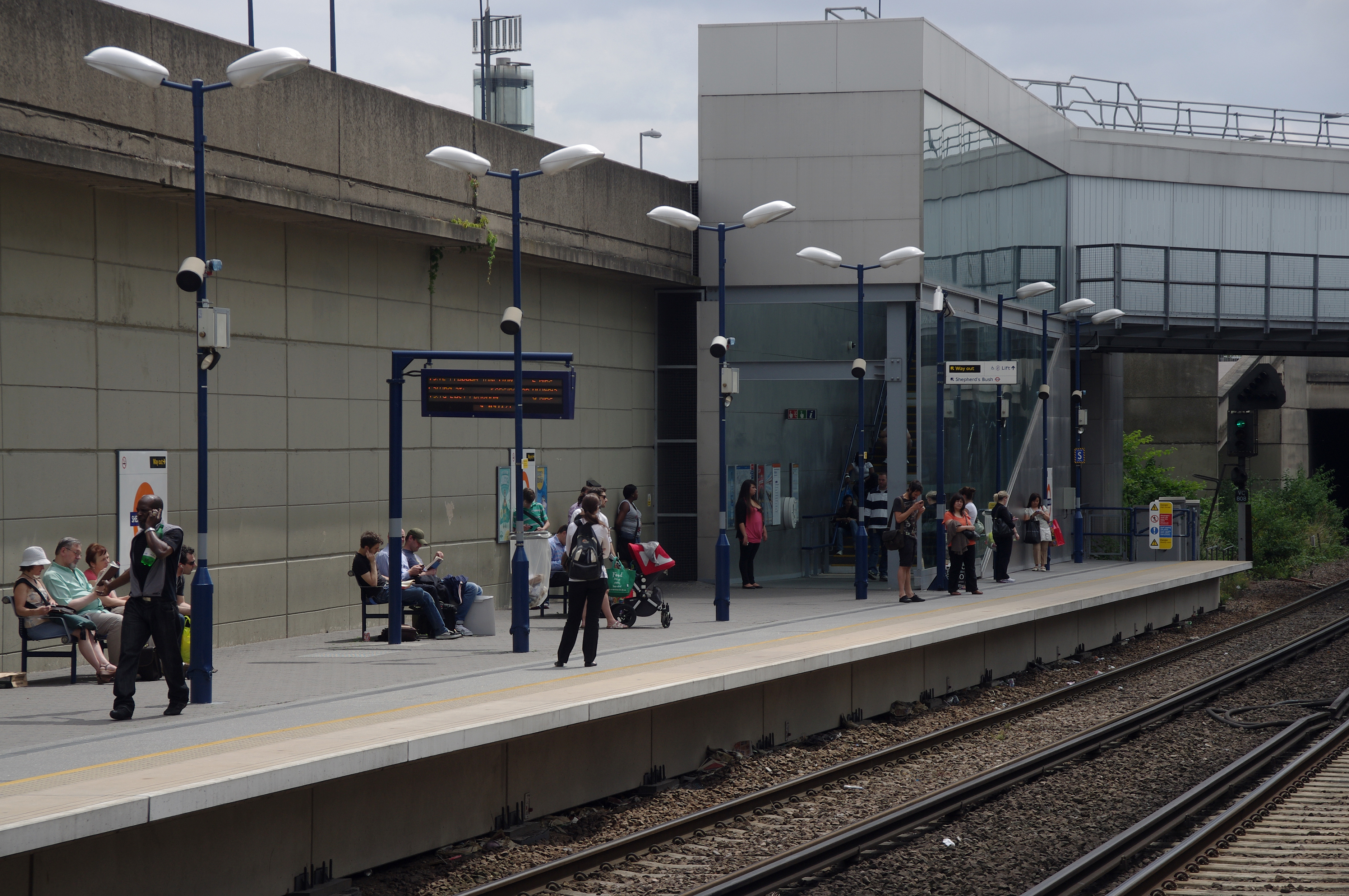 Shepherd's Bush railway station MMB 04
