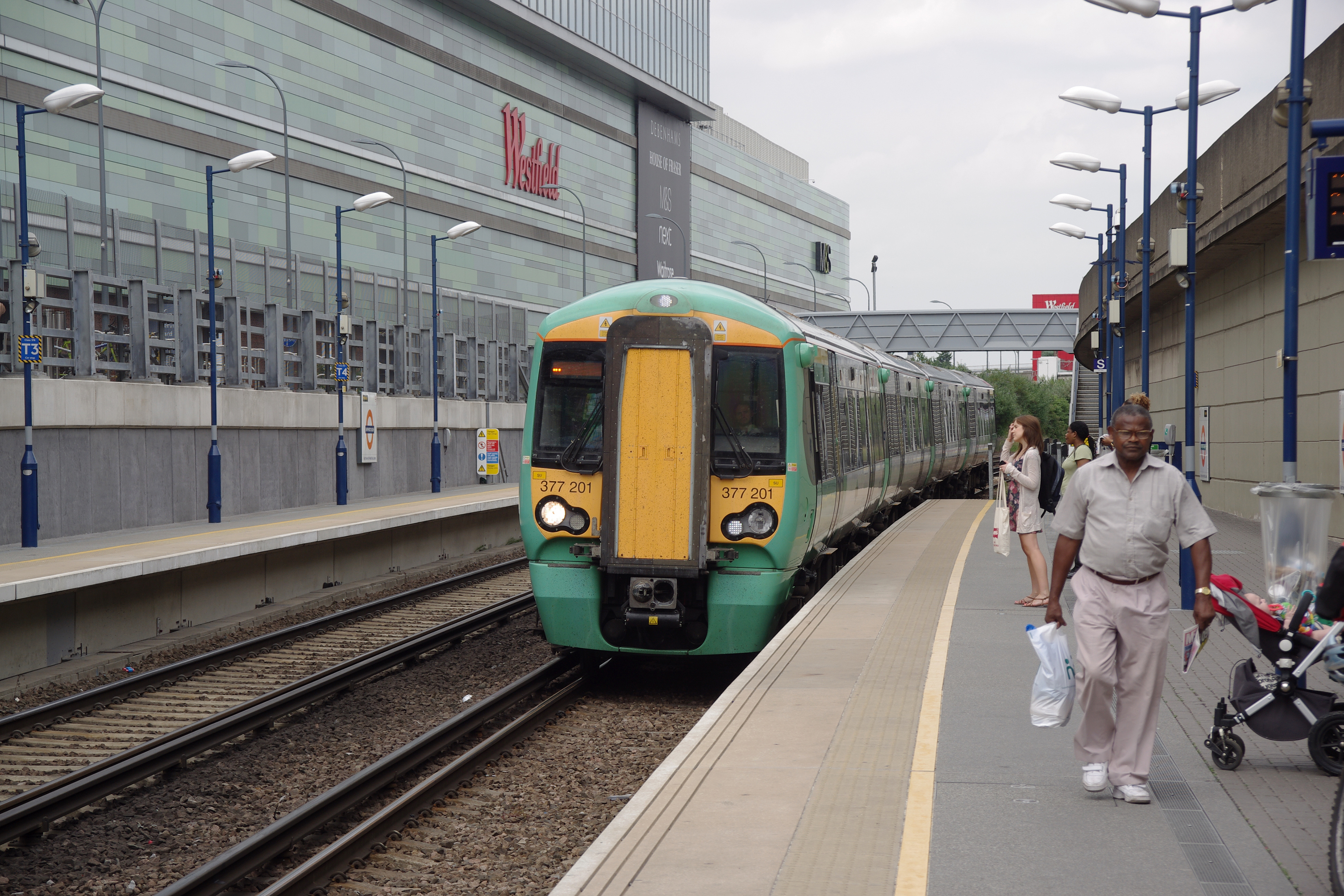 Shepherd's Bush railway station MMB 06 377201