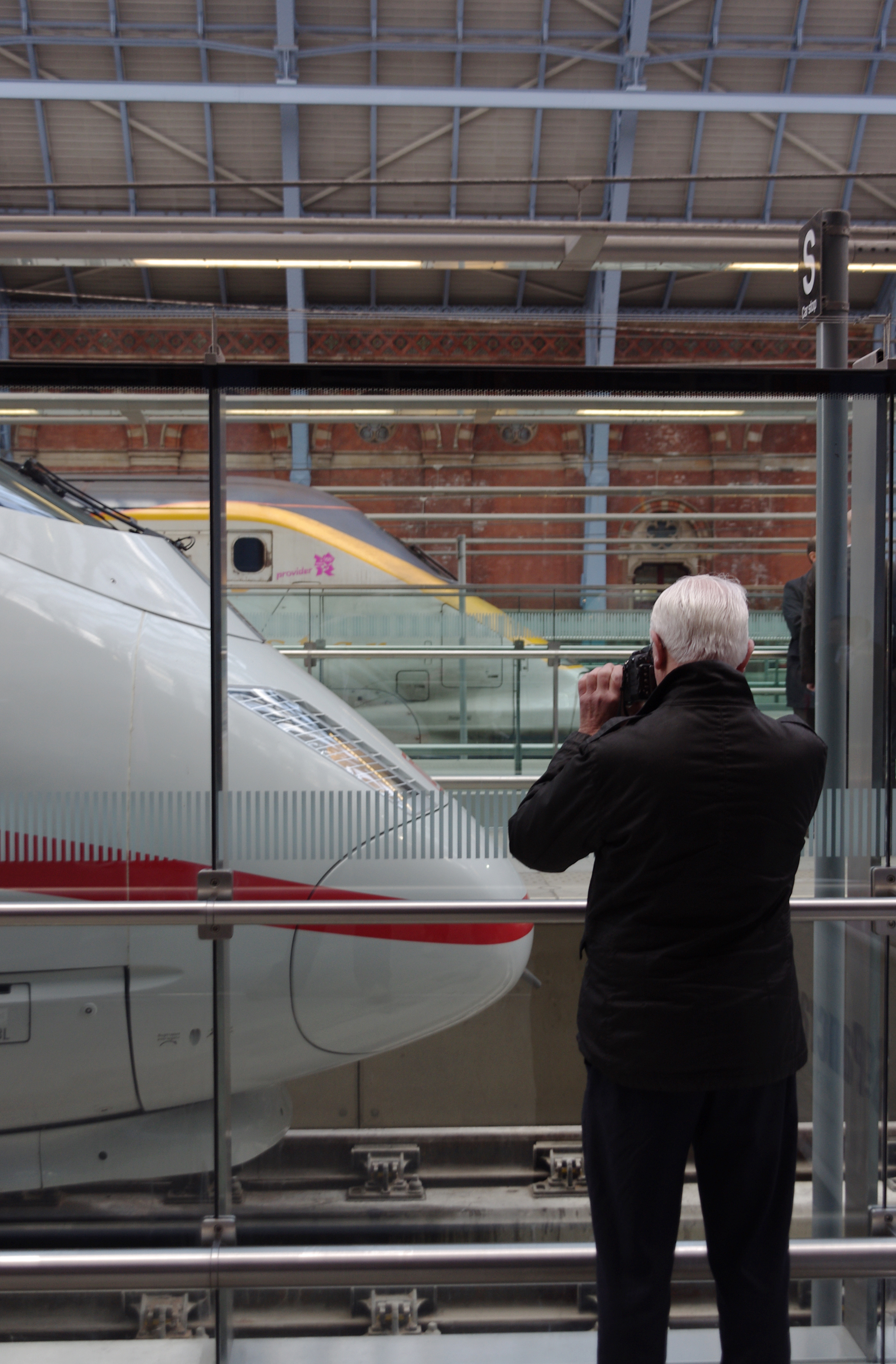 St Pancras railway station MMB 86 406-585 373010