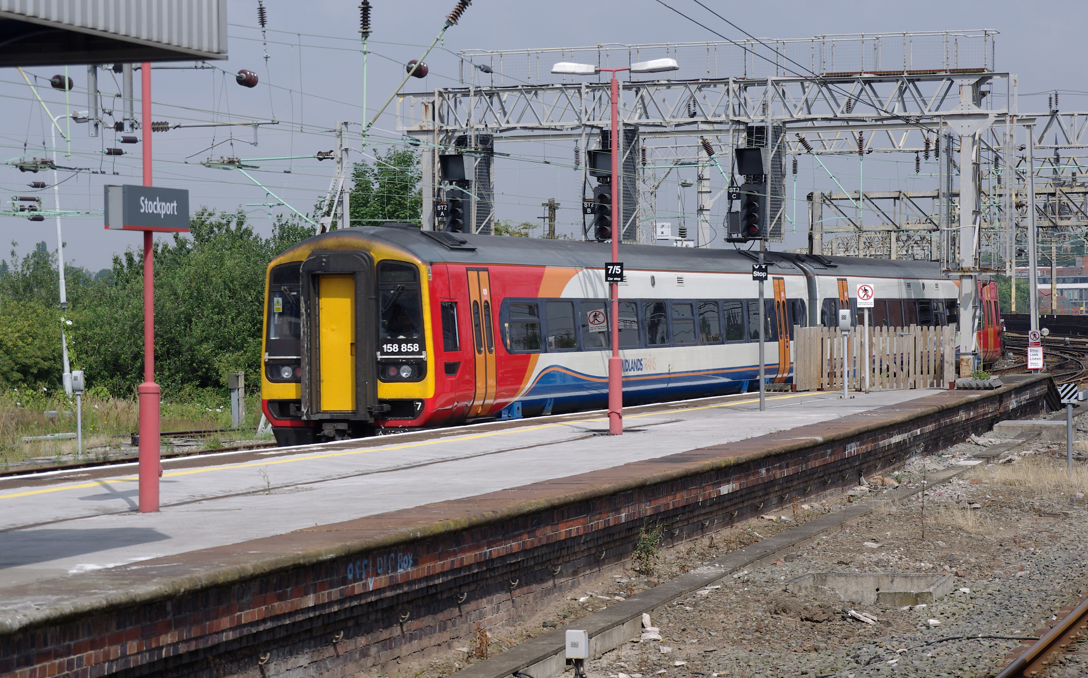 Stockport railway station MMB 01 158858