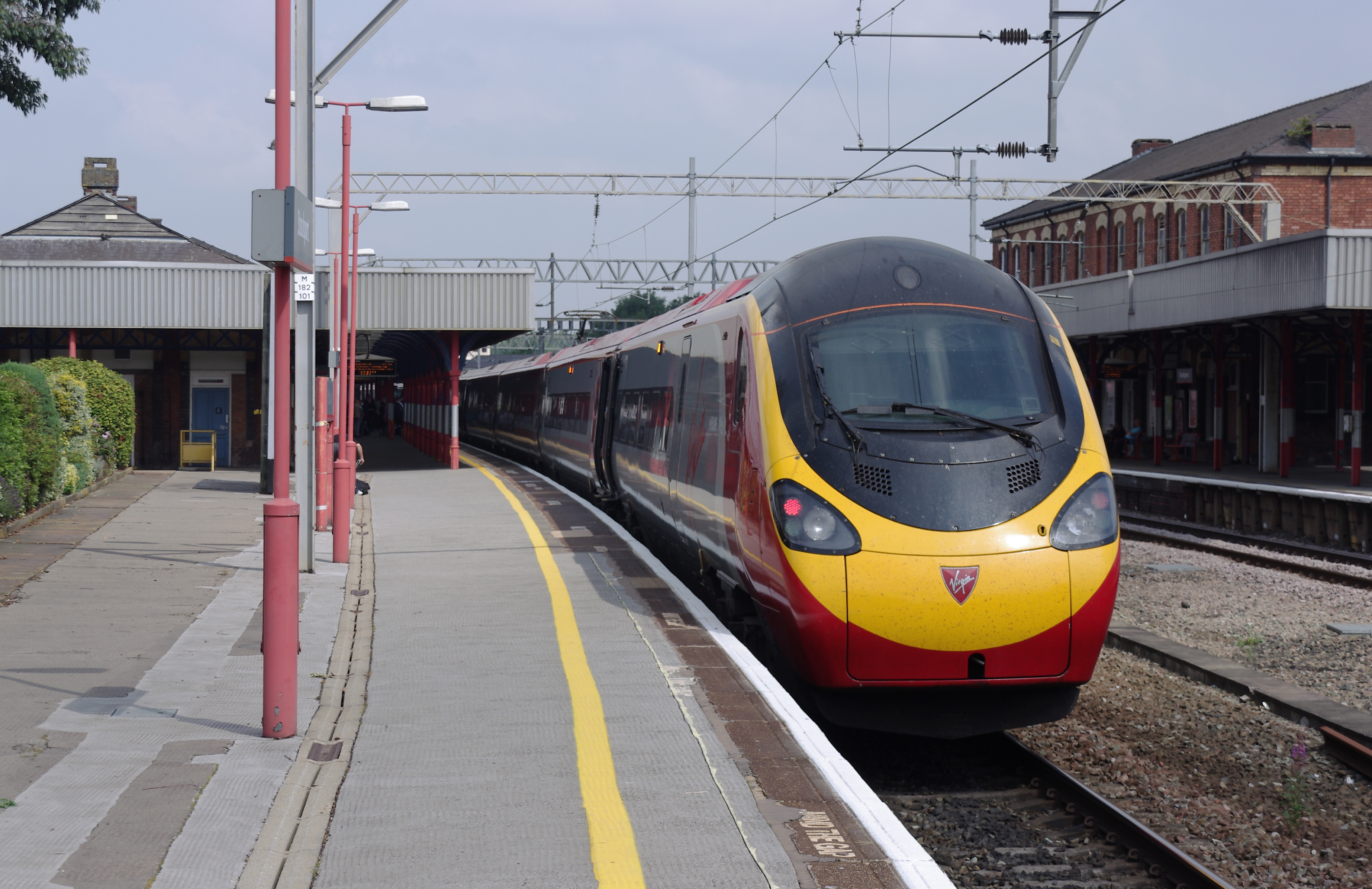 Stockport railway station MMB 08 390028