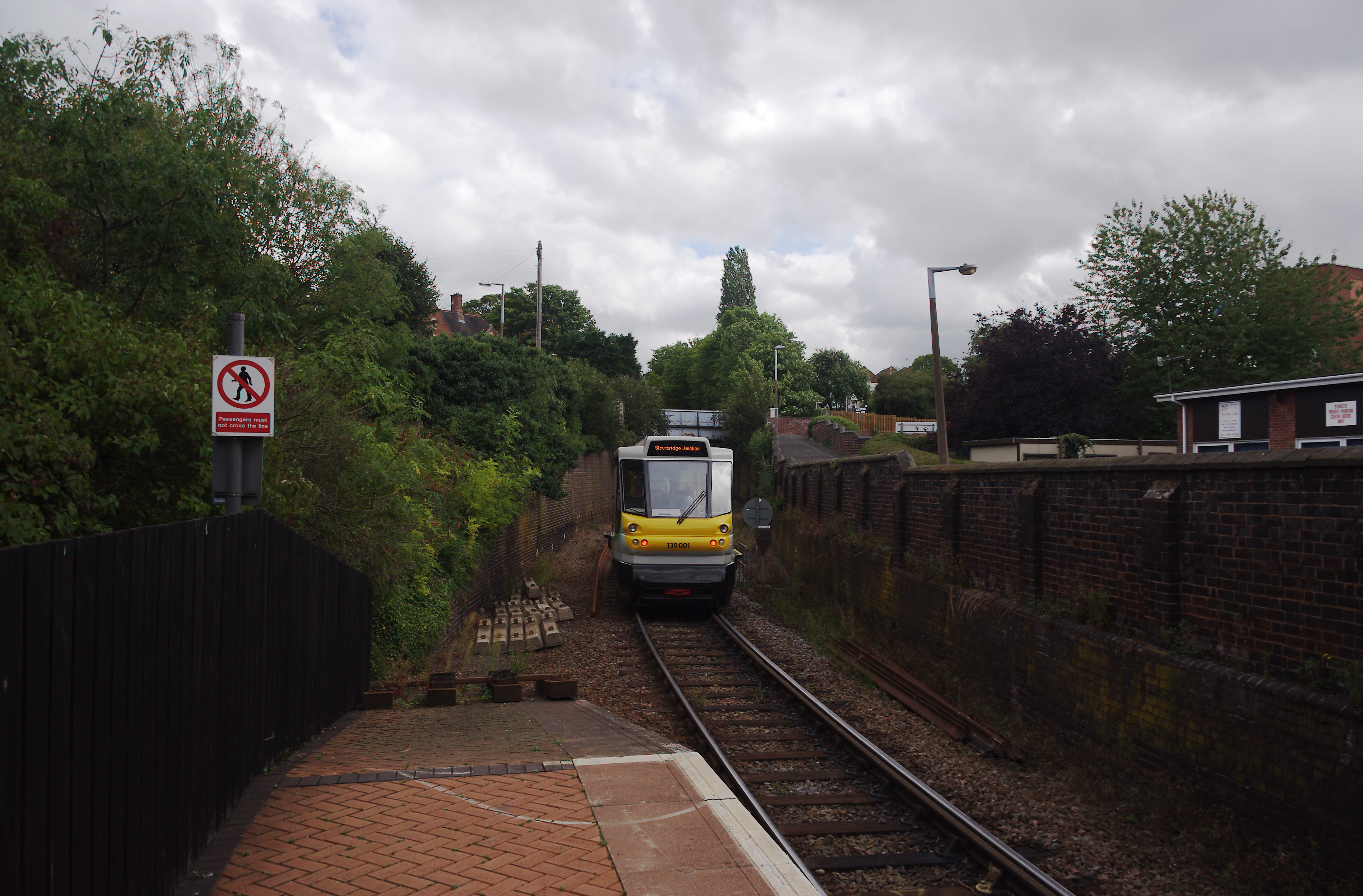 Stourbridge Town railway station MMB 03 139001