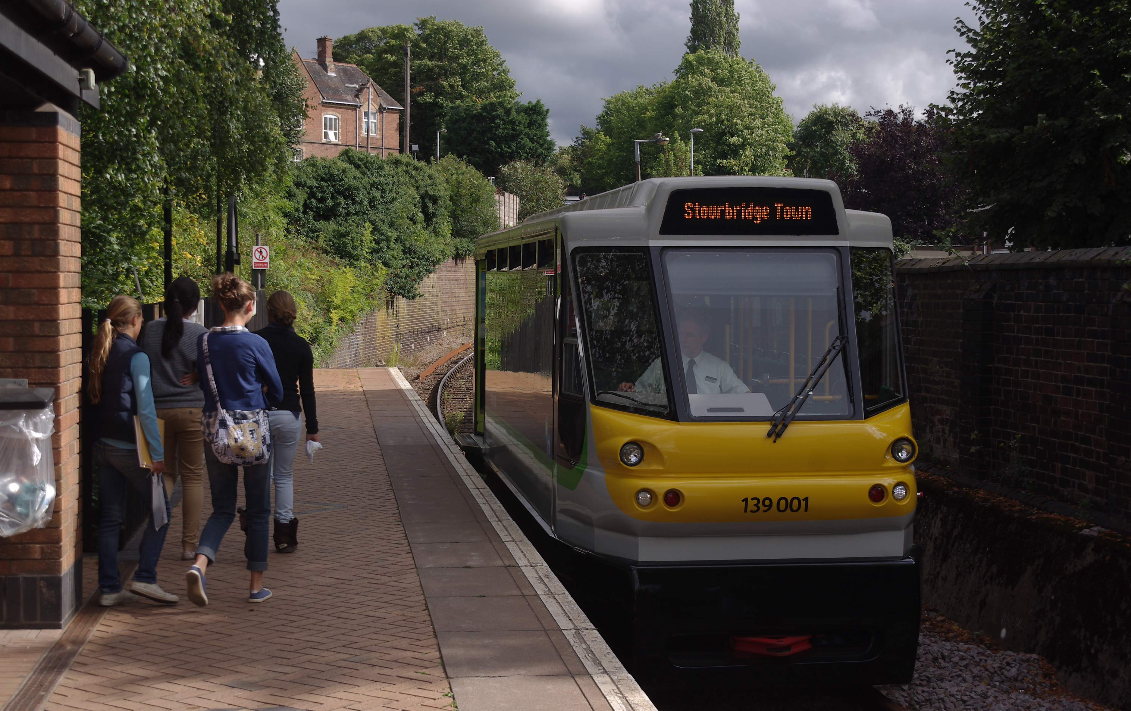Stourbridge Town railway station MMB 11 139001