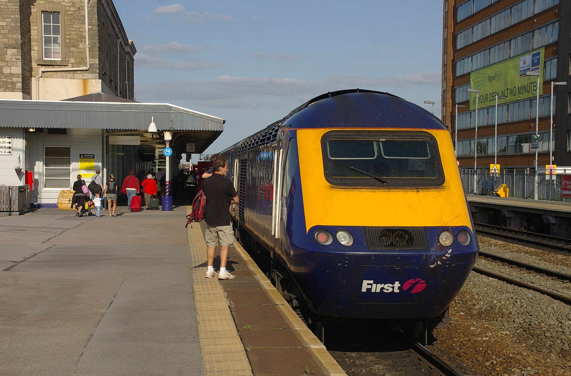 Swindon railway station MMB 05 43168