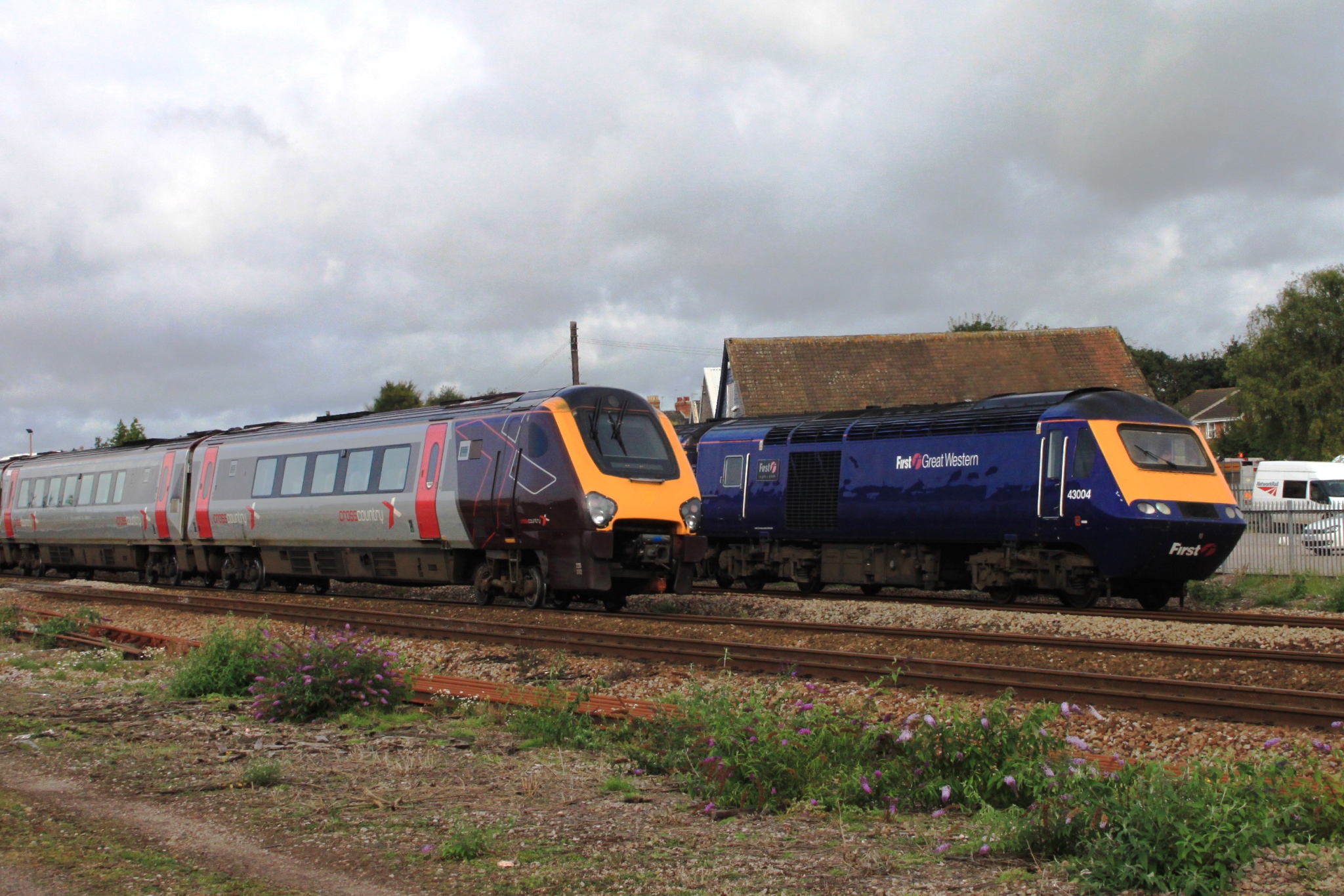 Taunton - CrossCountry 220032 passing FGW 43004