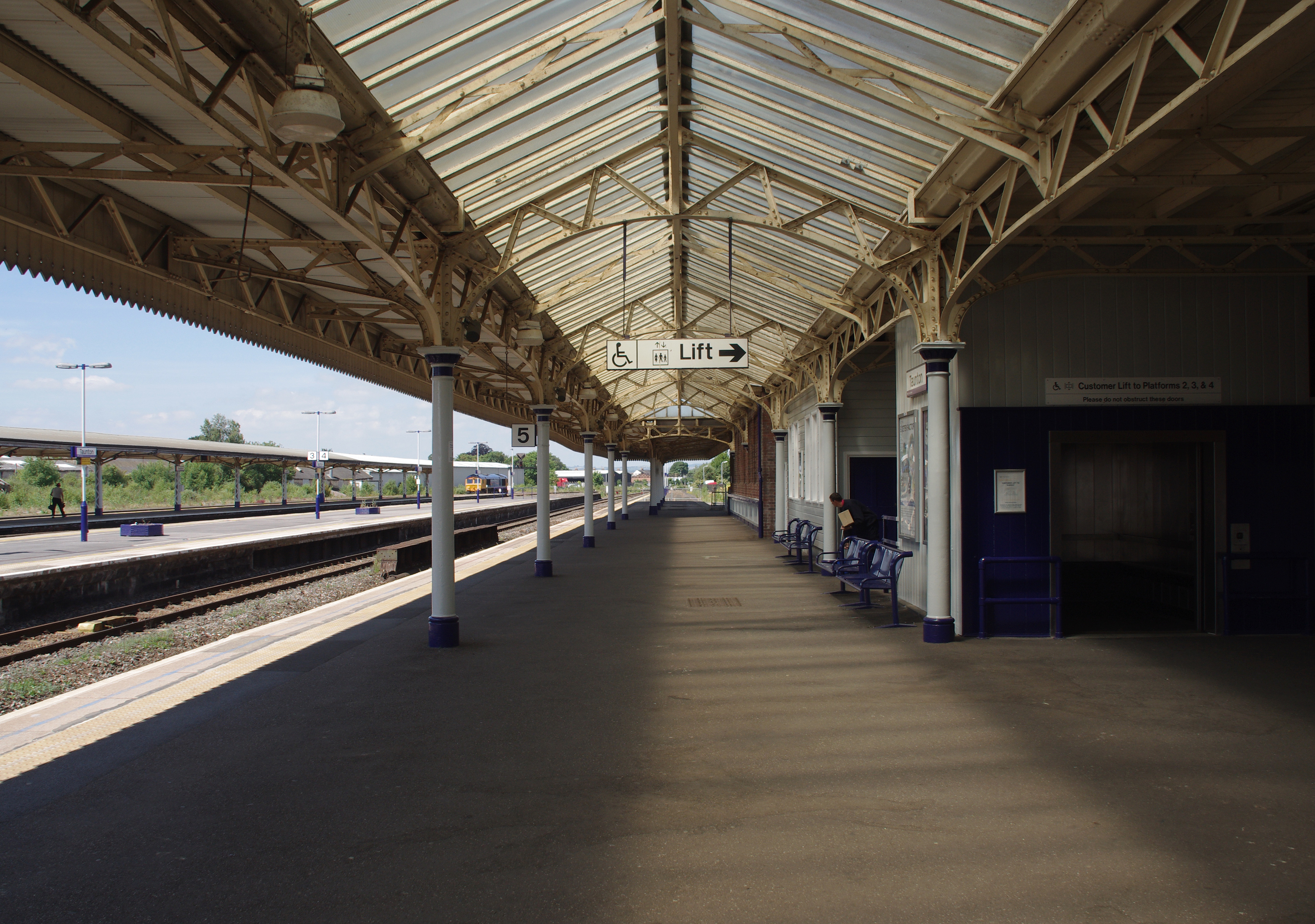 Taunton railway station MMB 10