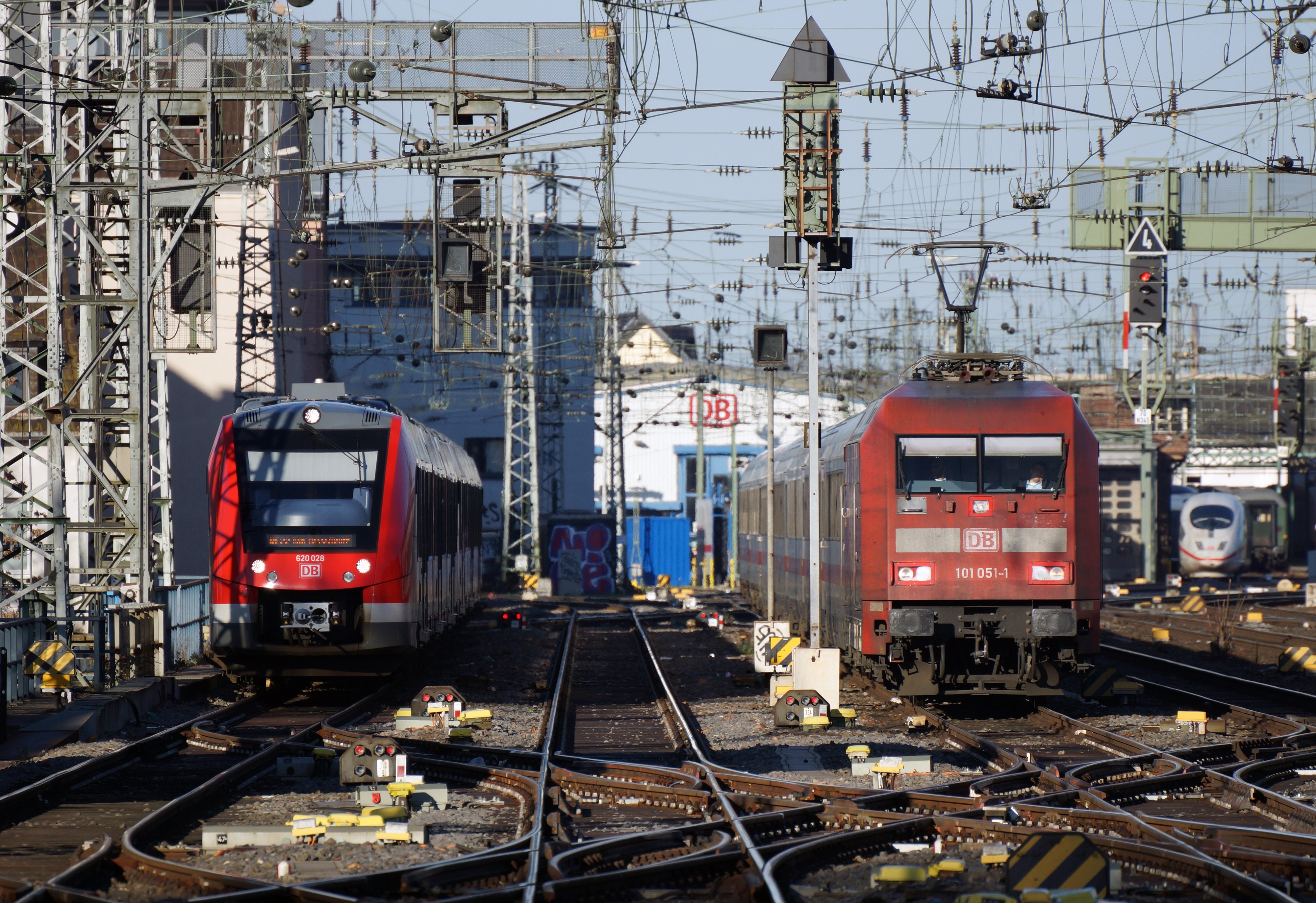 620 028 & 101 051-1 Köln Hauptbahnhof 2015-12-26